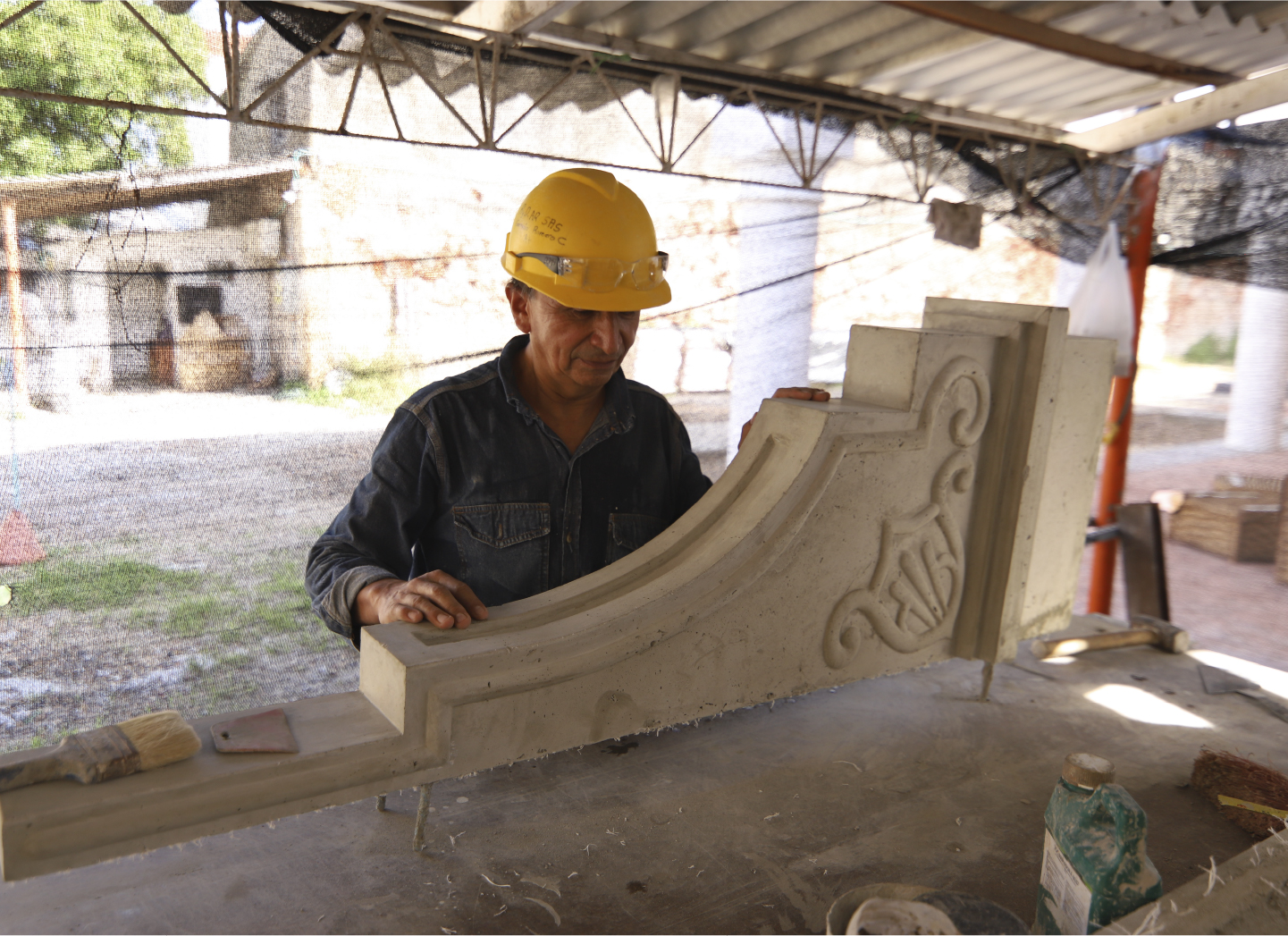El arte del yeso y el cemento en la restauración del Club Cartagena