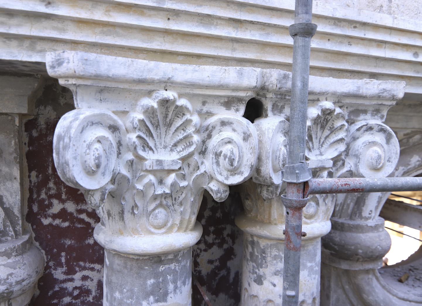 El arte del yeso y el cemento en la restauración del Club Cartagena