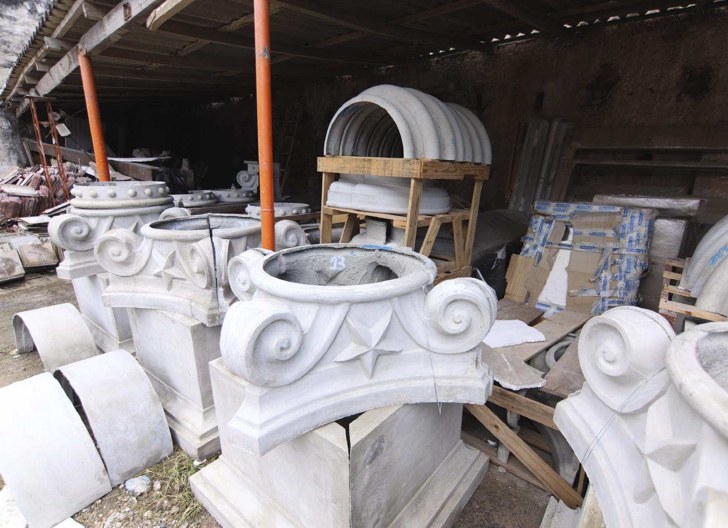El arte del yeso y el cemento en la restauración del Club Cartagena