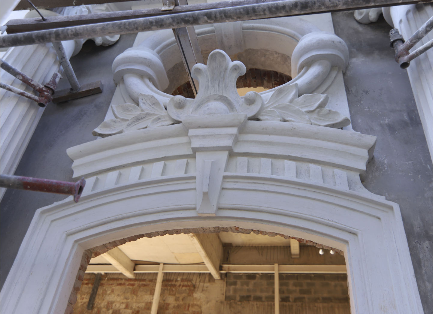 El arte del yeso y el cemento en la restauración del Club Cartagena